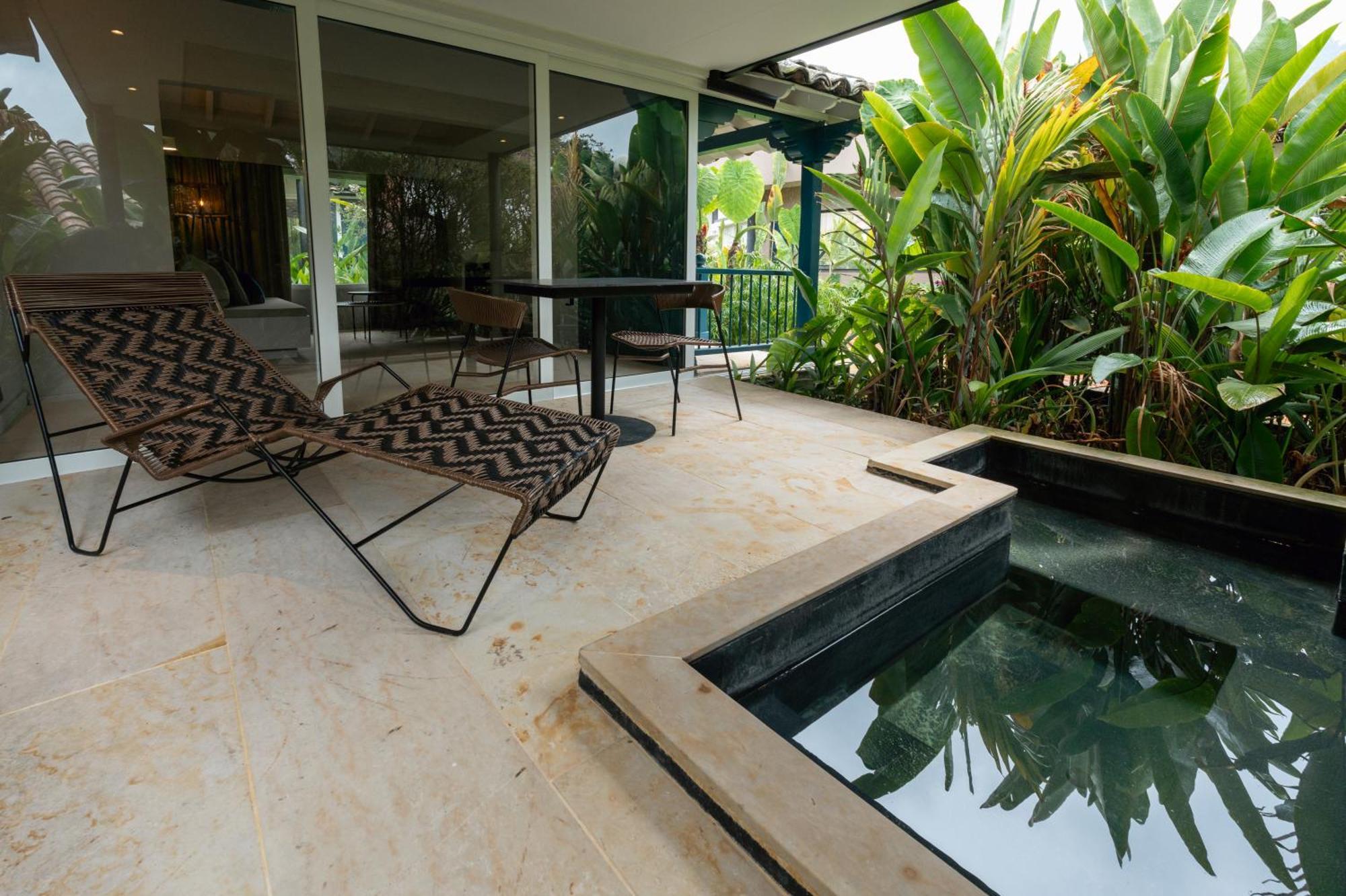 Termales El Otono Hotel La Enea Exterior foto A private pool at a hotel in Cancun, Mexico