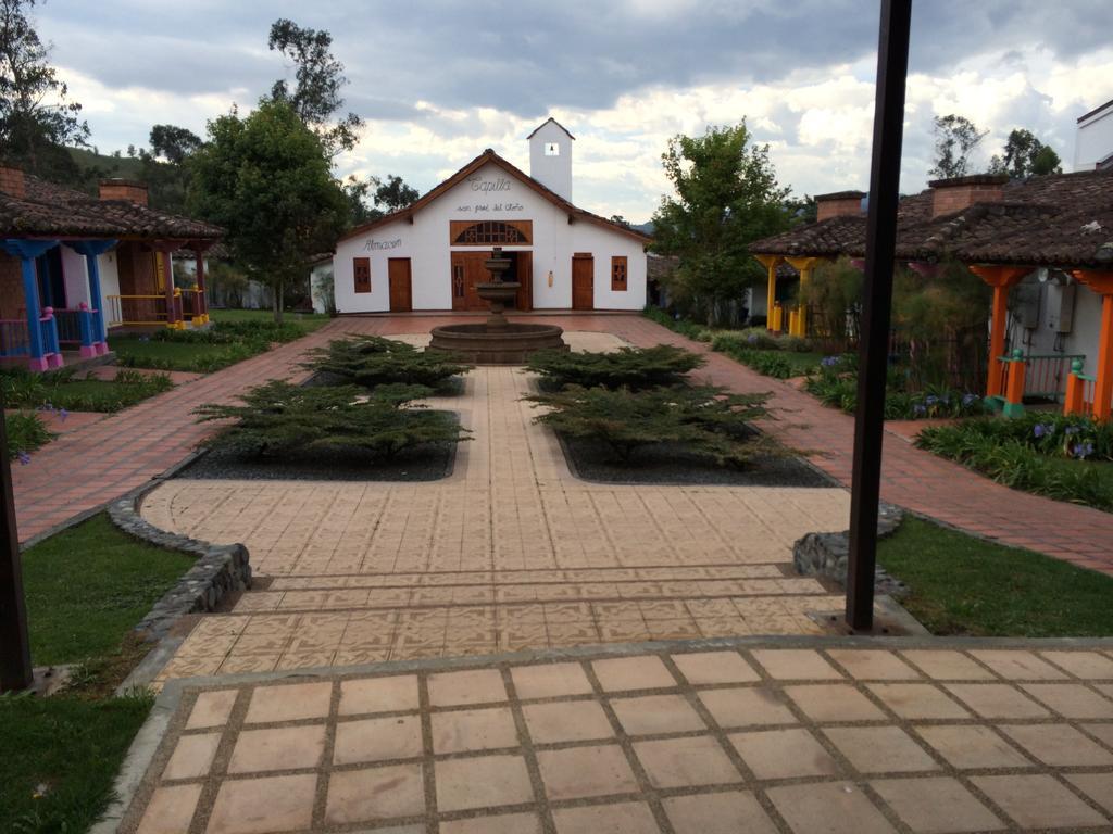 Termales El Otono Hotel La Enea Exterior foto View of the main square in La Capilla